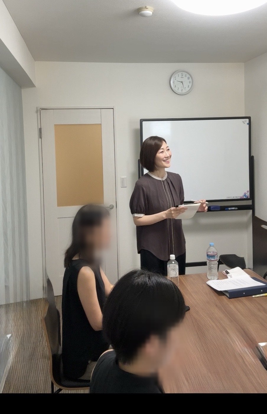 講座で受講生の前に立って話す里実